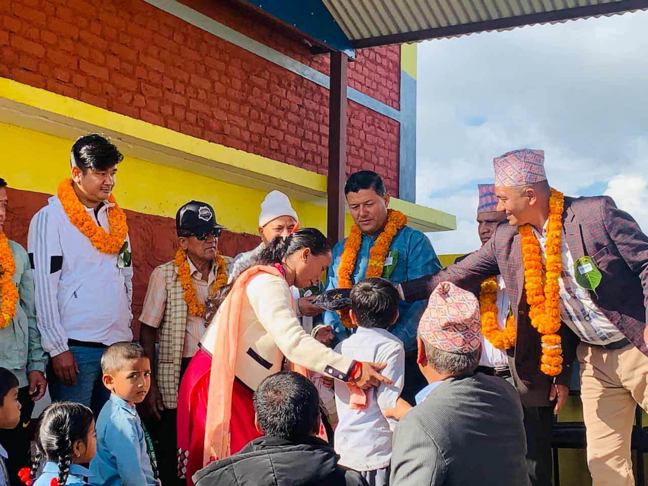 कल्लेरी माविका १३३ जना विद्यार्थीलाई ट्याकसुट तथा टि–सर्ट वितरण(फोटो फिचर)