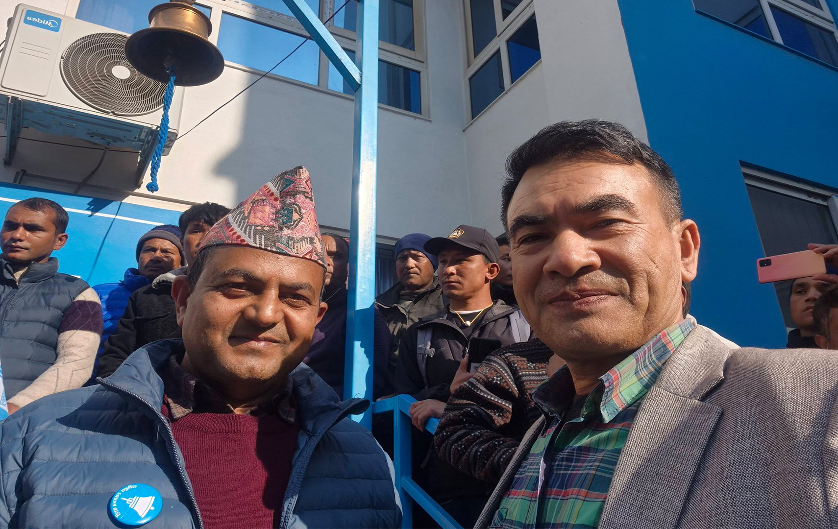 नीलकण्ठको राजनीतिमा तरंगः प्राध्यापक डा. देवी प्रसाद अधिकारी रास्वपामा प्रवेश, मेयरको चर्चा चुलिँदै