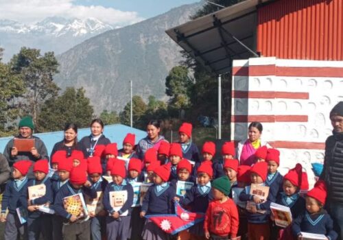 झार्लाङको टासी आ.विका विद्यार्थीलाई शैक्षिक सामग्री तथा न्यानो कपडा वितरण